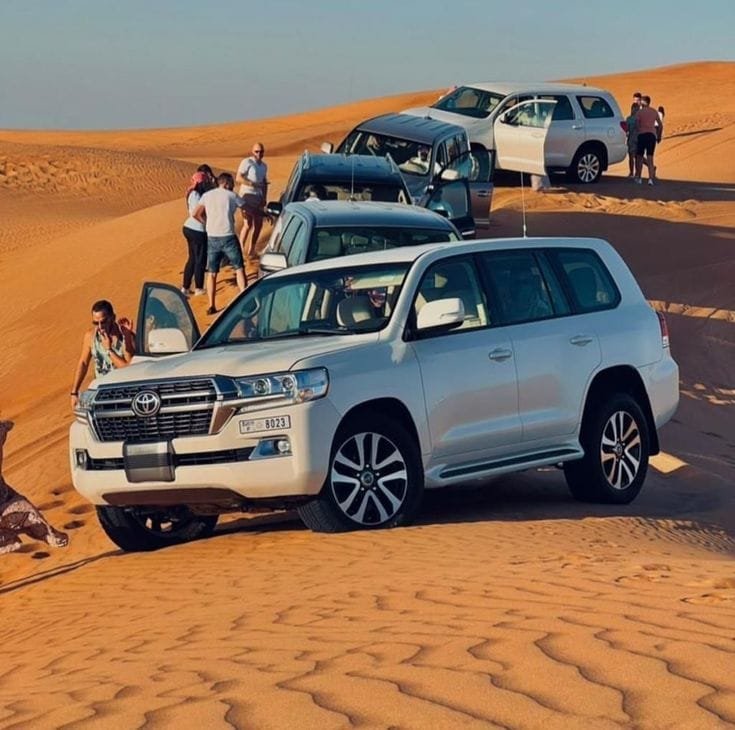Land Cruiser on the Al Khatim dunes at sunset on a stopover desert safari