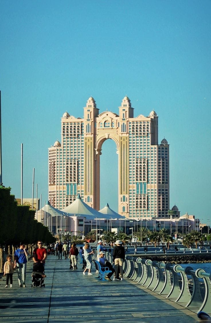 Emirates Palace Archway with Visitors — Abu Dhabi
