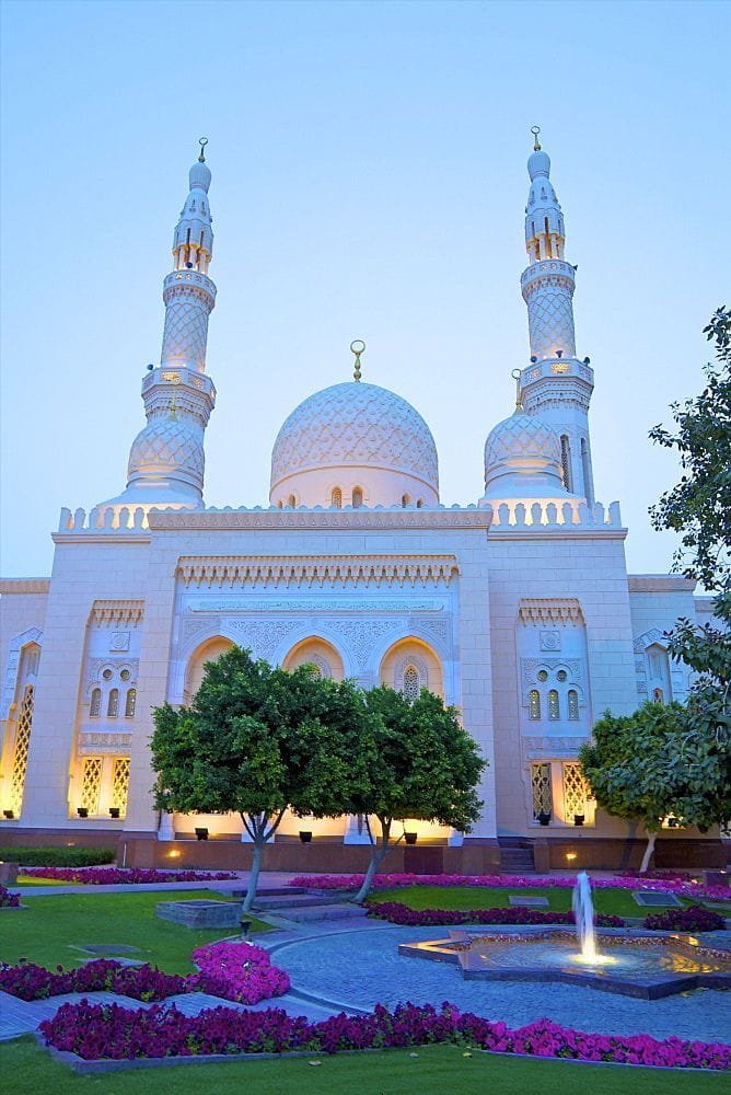 Sheikh Zayed Grand Mosque lit up at twilight in Abu Dhabi
