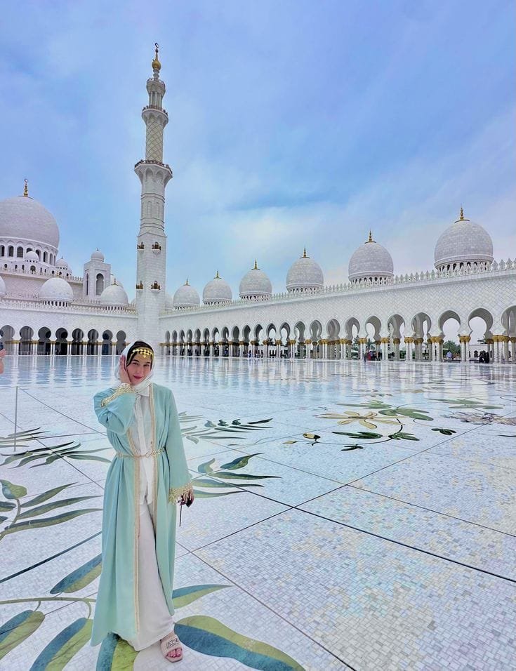Sheikh Zayed Grand Mosque tour — the ornate courtyard