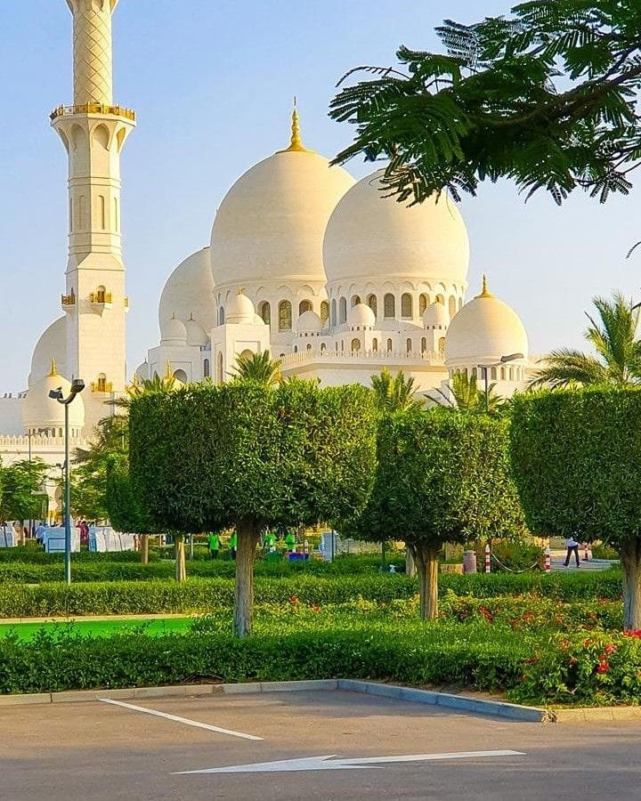 Sheikh Zayed Grand Mosque White Domes — Abu Dhabi City Tour