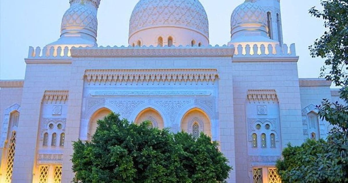 Sheikh Zayed Grand Mosque lit up at twilight on an Abu Dhabi night layover tour