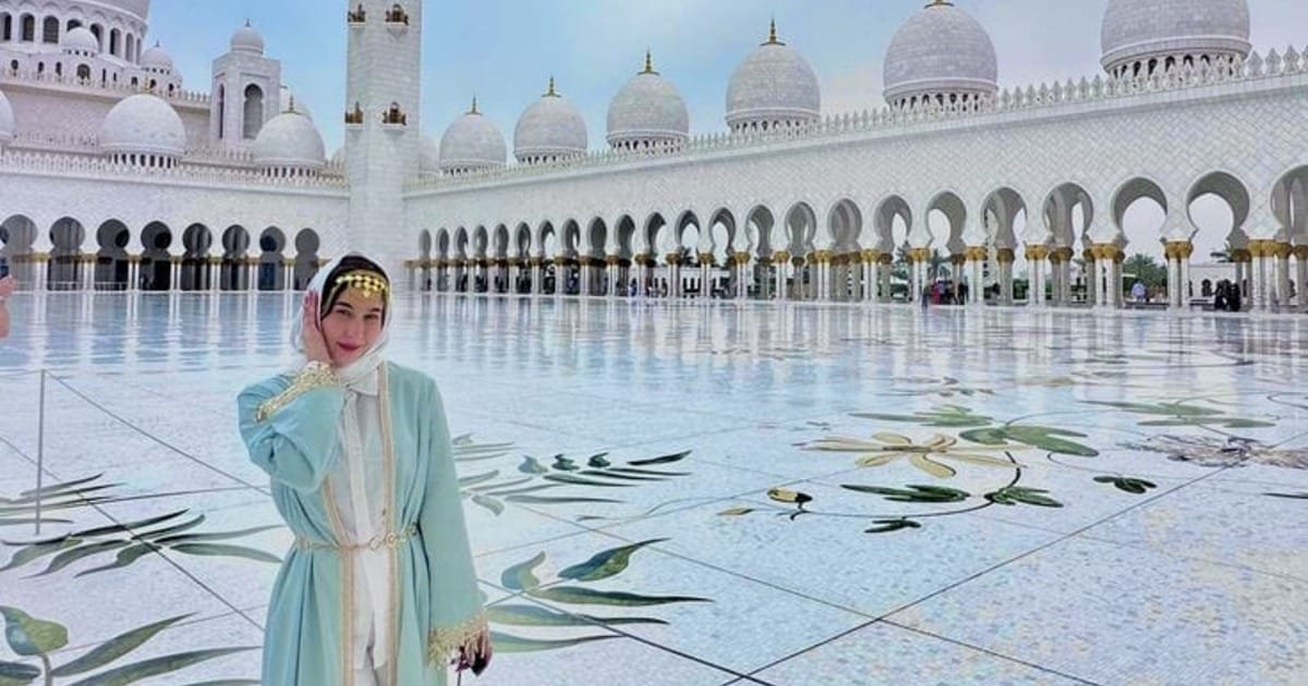 Sheikh Zayed Grand Mosque Illuminated — Abu Dhabi City Tour